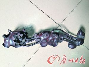 用红木制作的如意