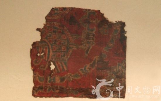 丝绸之路文物??红地对鸟纹锦，此为唐朝文物，现由中国丝绸博物馆收藏。