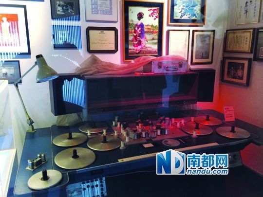 镇馆之宝??八盘式胶片剪片机。
