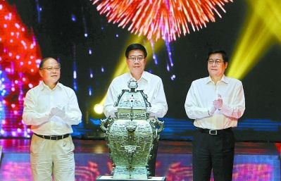 6月28日，徐守盛、杜家毫、励小捷共同为国宝皿方?合体。本报记者 张目 摄