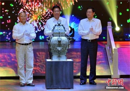 湖南省委书记徐守盛、省长杜家毫和中国文化部副部长、国家文物局局长励小捷共同为青铜重器皿方?“合体”。