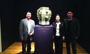 陈建明(左)、佳士得亚洲区执行董事长魏蔚(中)、谭国斌在纽约佳士得与皿方?合影