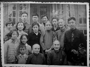 1963年叶景吕（前排右一）与家人合影