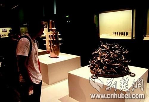 图为：湖北文物亮相中国国家博物馆