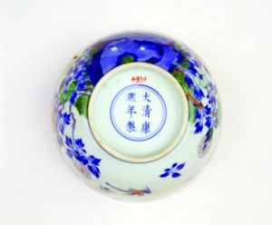 清康熙青花加彩花鸟纹碗，底书“大清康熙年制”楷书款