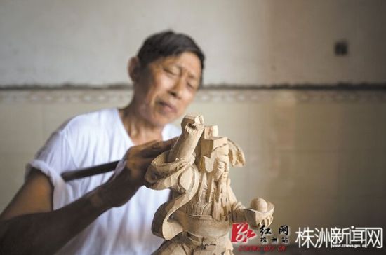 画好轮廓，谢树荣开始进行雕刻