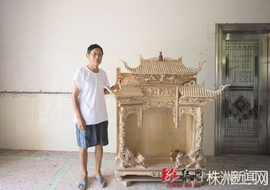 谢树荣和他的木雕作品
