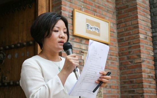 工笔重彩画家王婧充当艺术禅衣展活动主持