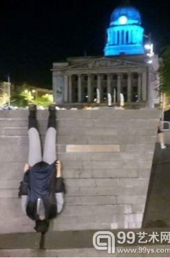 英男子扮“蝙蝠侠”市中心倒挂 1