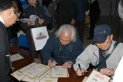 2010年10月4日至11月4日，北京观音堂美术馆举办中国首届高仿真油画展，图为参展艺术家在授权证书上签字