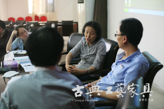 《红木》国标起草人之一姜笑梅（右二）与座谈嘉宾讨论