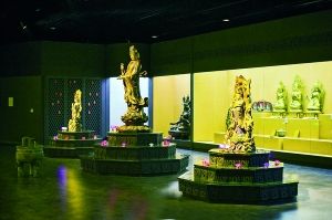 ■大连天工艺术品收藏馆　大连市天工艺术品收藏馆6000平方米的展厅内设立了佛文化、玉文化、瓷文化、书画艺术和紫砂艺术等五大主题，是东北地区规模最大的艺术品收藏馆。