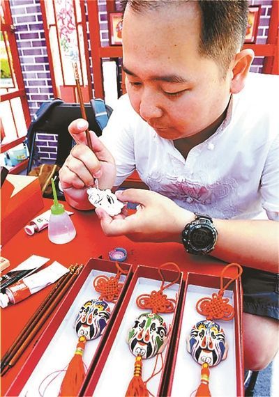 泥塑彩绘脸谱80后第五代传人林泓魁