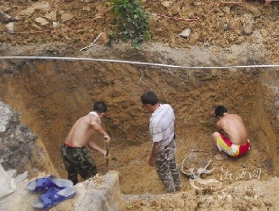 (清水坪西汉古墓发掘现场)