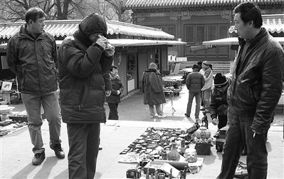 报国寺文化市场以钱币交易为特色，吸引了众多的收藏爱好者。李丹摄