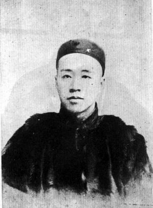 ▲《殷墟书契考释》手稿附笺【《殷墟书契考释》手稿中粘贴之罗振玉致王国维便笺：“昨谈甚快，顷检得二字，应补入前稿，录奉求赐收。肃上。礼堂先生侍安。弟玉顿首。”】
