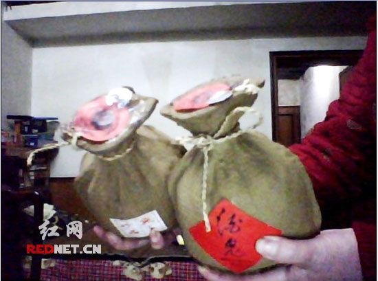 湘潭网友梁先生珍藏了18年的“酒鬼”酒成了空瓶