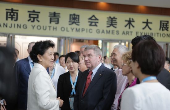 策展人白十源先生陪同副总理刘延东、国际奥委会主席巴赫、国际奥委会名誉主席罗格等参观展览