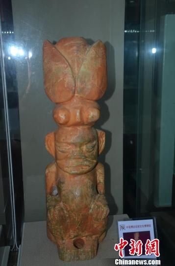 图为展出的红山文化时期的玉神人组合体。 陈征帆 摄