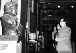 图②：1955年，毛泽东参观全国美术展览。