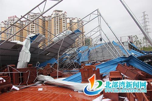 图为红木家具受损 隆壮文 摄