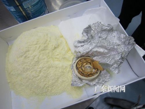 象牙藏在奶粉中 