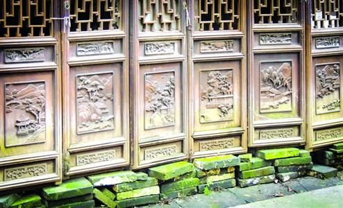 □书隐楼内，只见这座蕴含上海历史的老屋已破旧不堪，楼内木雕、石雕装饰却依然精美。本版图片/晨报记者　肖允　实习生　朱诗尧