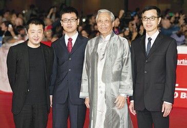 图片说明：贾樟柯（左一）、陈家泠（右二）出席开幕式