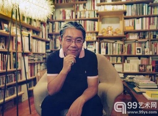 宫津大辅在他“梦想之屋”那堆满书的客厅，书架是由友人设计而成。