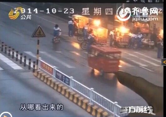 图为办案民警查看监控视频（视频截图） 