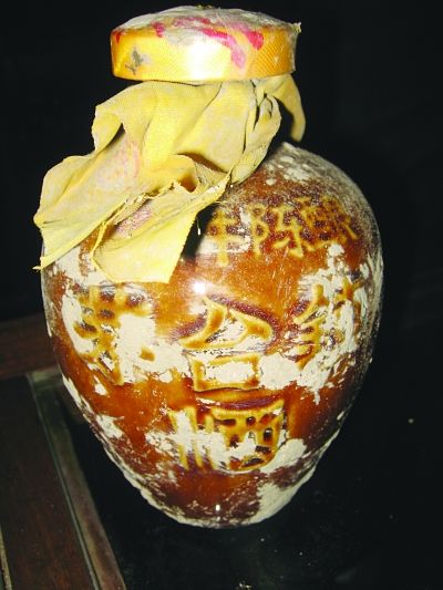 酒瓶上写着“十五年陈酿”“茅台镇酒”字样。 焦 哲 摄
