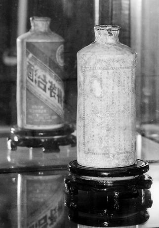上海首届陈年茅台酒拍卖会上，一瓶1955年产、标价超过120万元的茅台酒(左图）最终流拍。