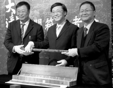沈阳故宫博物院院长武斌（左）等专家共同拿起清太祖努尔哈赤御用宝剑。 沈阳故宫博物院供图