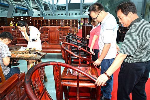 首届红木家具博览会上精品红木家具让人眼红。