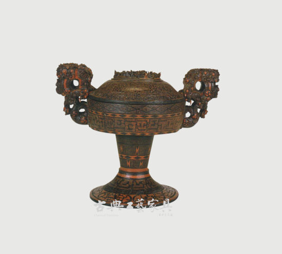 战国漆器：彩漆木雕龙凤纹盖豆（湖北省博物馆藏）