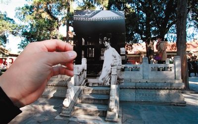 故宫晒穿越图，通过馆藏旧照与现实景物的拼合，再现清宫人物“穿越照”。 御花园禊赏亭前的婉容。图/《紫禁城》杂志 任超 摄