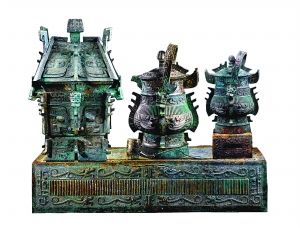 石鼓山西周墓地3号墓出土龙纹禁，其上的有户方彝一件、户卣有大小两件，与小户卣配套的小龙纹禁一件，用于挹注的兽首纹斗一件。 　　上海博物馆 供图