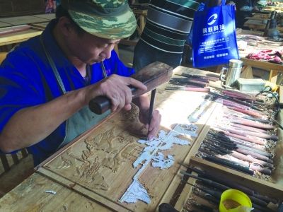 雕花工人们正在一丝不苟地雕刻。