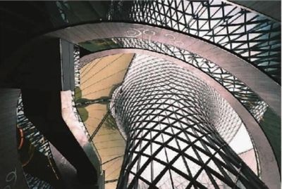 ■ 《阳光谷》 仰拍产生的变形夸张，突出空间表现 张玮 摄