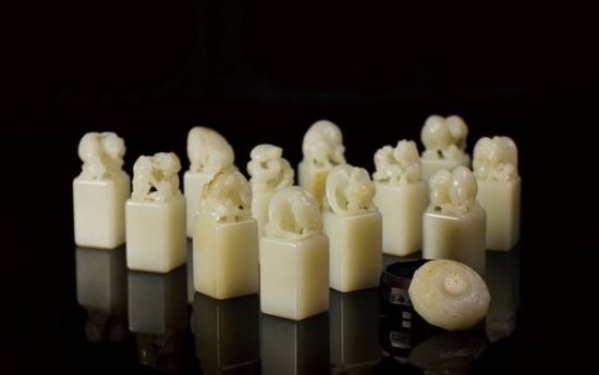 图注：2008年封面作品《十二生肖印章》