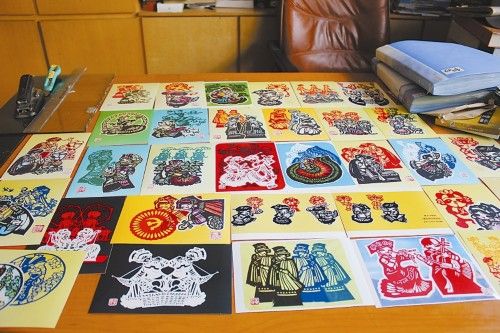 彝族人物剪纸作品。