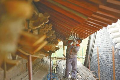 施工人员正在对关林古建筑进行修缮