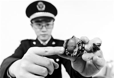 北京查处200元一对文玩核桃：塑料球涂黑泥(图)