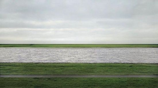 Rhein II（莱茵河二号），摄影：Andreas Gursky（1999），430万美元 图片来源：中国青年网