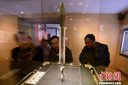展柜里大名鼎鼎的吴王夫差剑格外引人注目。王思哲　摄