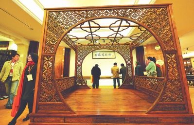 19日，来自各地的红木经销商在参观仙作红木家具。
