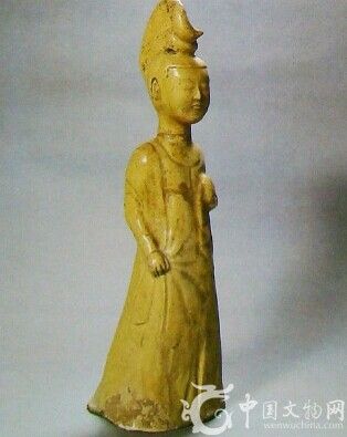 黄釉陶刀髻女俑，唐代，高39厘米，1931年河南省洛阳出土。   