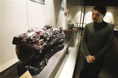 洪建华和他的得意作品《灵山说法》