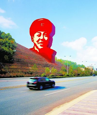 “雷锋双面雕塑”2013年10月创作完成，位于湖南省长沙市雷锋大道望城区路口。为钢筋混凝土材质，高30米，厚6米。作为进入雷锋故乡的标志，雕像寓意着雷锋精神长存，雷锋故乡望城经济腾飞。陈敏捷摄