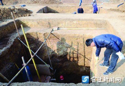 汉代达官贵族墓发掘现场